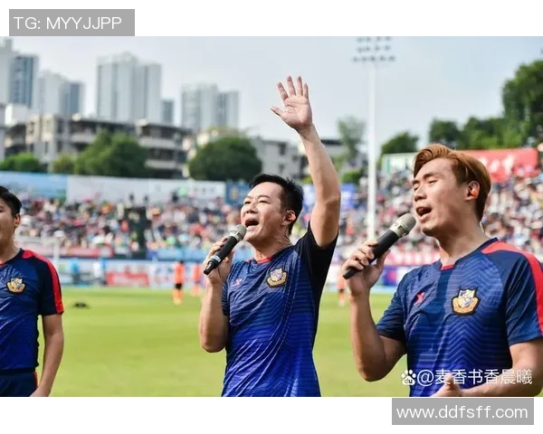 香港足球明星队激情四溢的踢球瞬间展现团队精神与运动魅力